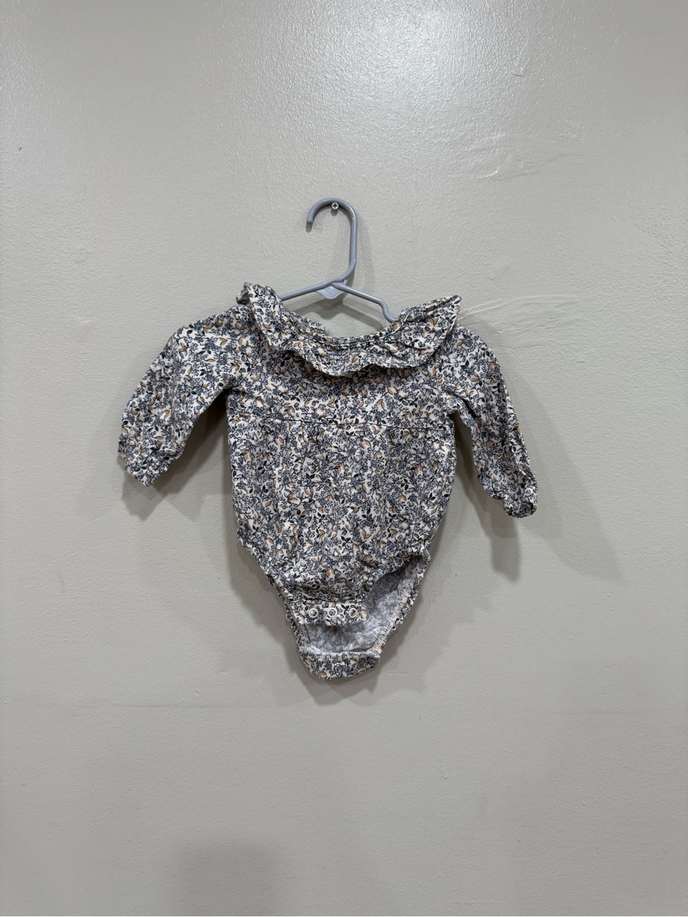Carter’s baby floral tops /long sleeve bodysuits size 3month